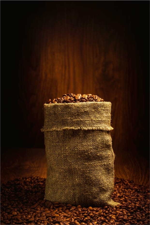 Ein Jutesack voller gerösteter Kaffeebohnen